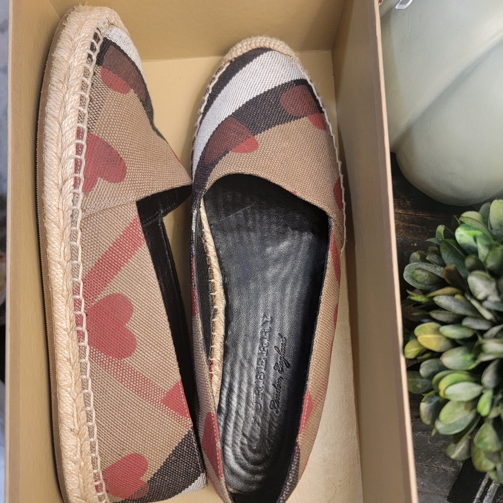 Burburry flats (authentic)